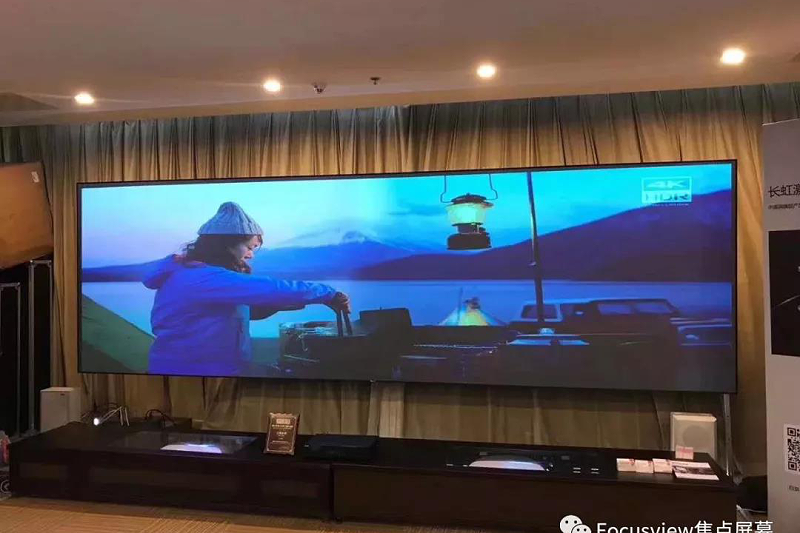海信激光電視配的是抗光幕嗎