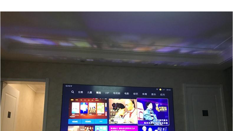 激光電視投到硬幕上會反射到上面？那是光學結構不一樣