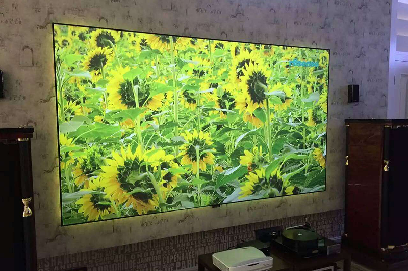 激光電視投到硬幕上會(huì)反射到上面