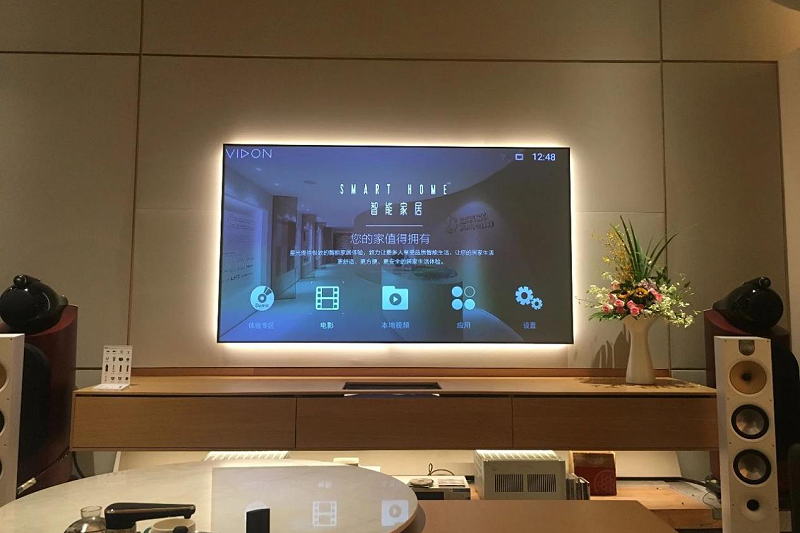 激光電視投到硬幕上會反射到上面